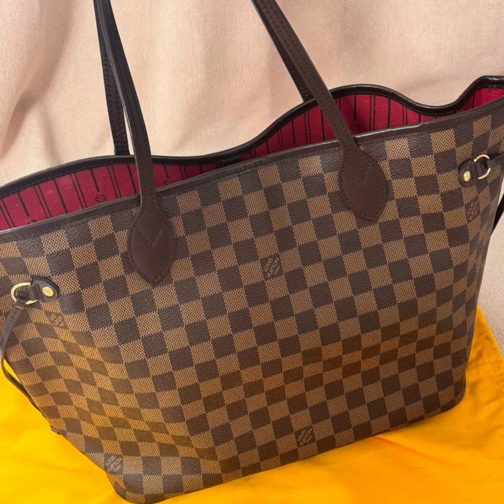 Louis Vuitton Neverfull, 99% new, crafted from signature Monogram canvas.